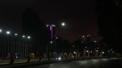 Vista de las calles de Carazas sin luz este sábado