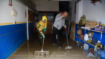 Efectivos de Infoca realizan labores de acondicionamiento de zonas afectadas en la barriada de Los Cardiales en Cártama tras las lluvias