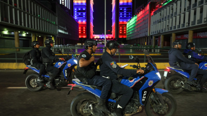 Efectivos el Cuerpo de Policía Nacional Bolivariana patrullan las calles tras varias detonaciones y explosiones en la madrugada de este sábado en Caracas