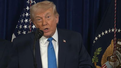 Captura de video tomada de una transmisión de La Casa Blanca del presidente de Estados Unidos, Donald Trump, durante una declaración este sábado, desde Palm Beach