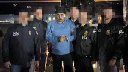 Fotografía que muestra al presidente de Venezuela, Nicolás Maduro, escoltado por agentes de la DEA, después de su detención, este sábado en Nueva York