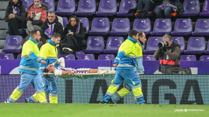 Guille Bueno, jugador del Real Valladolid, retirado en camilla durante el partido ante el Racing