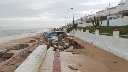 Vista del paseo después de que tres socavones lo hayan hecho desaparecer