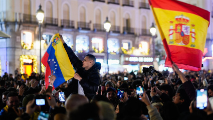 Alegría de cientos de ciudadanos venezolanos en Madrid tras el operativo militar de parte de Estados Unidos contra Venezuela para arrestar a Nicolás Maduro