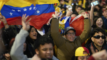 Alegría de cientos de ciudadanos venezolanos en Madrid tras el operativo militar de parte de EE.UU. para arrestar a Nicolás Maduro