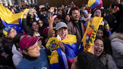 Alegría de cientos de ciudadanos venezolanos en Madrid tras el operativo militar de parte de EE.UU. para arrestar a Nicolás Maduro