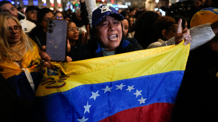 Alegría de cientos de ciudadanos venezolanos en Madrid tras el operativo militar de parte de EE.UU. para arrestar a Nicolás Maduro
