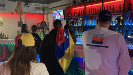 Venezolanos en León celebran la captura de Maduro: "Es una liberación, mi hijo por fin descansará en paz"