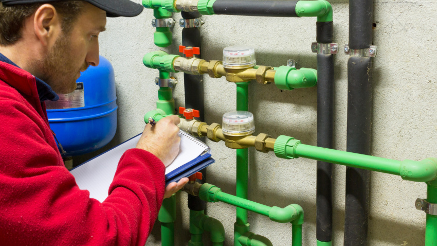 Fontanero trabajando en la instalación de un contador.