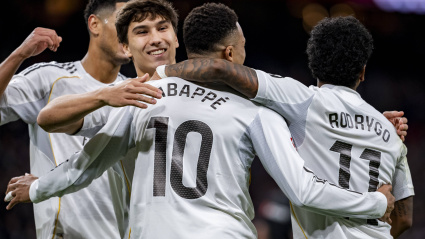 Gonzalo y Mbappé celebrando un gol con el resto de sus compañeros en un partido del Real Madrid