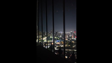 Captura de video tomada de redes sociales que muestra el momento donde se escuchan disparos en los alrededores del Palacio de Miraflores este lunes, en Caracas (Venezuela)