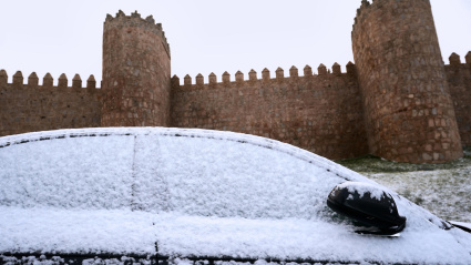 Vista de la nieve en Ávila este lunes que ha registrado temperaturas de menos seis grados durante la madrugada.