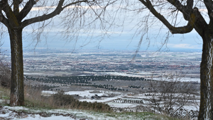 Vista de la nieve caída en Madrid desde el mirador de Los Santos de la Humosa. La borrasca Francis deja este lunes un descenso térmico, acompañado de nevadas en cotas bajas de zonas del norte y el centro