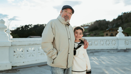 Un abuelo en la comunión de su nieto