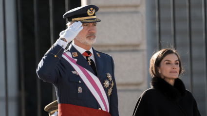 El Rey Felipe VI, y la Reina Letizia, durante la Pascua Militar, en el Palacio Real, a 6 de enero de 2026, en Madrid (España).