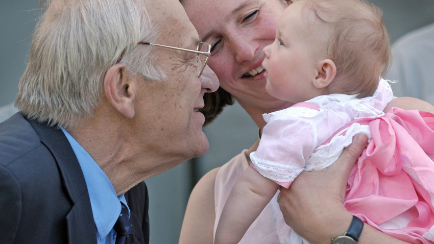 Un abuelo en el bautizo de su nieta