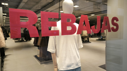 Escaparate mostrando las rebajas