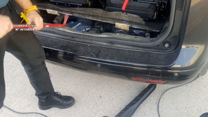 La operación ha culminado con la interceptación de un vehículo que transportaba más de siete kilos de cocaína ocultos en un compartimento preparado para ello