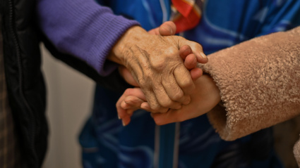 Dos ancianos agarrados de la mano