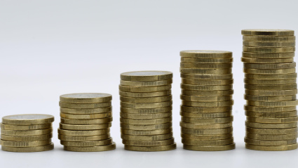 2K1YXCP Pilas de monedas de euro dispuestas de menor a mayor, devaluacion del euro