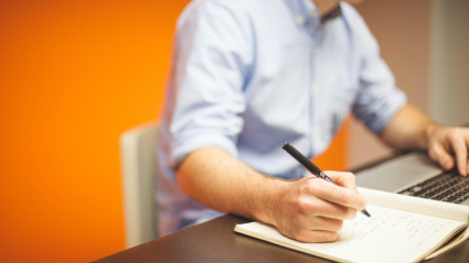 Un hombre trabaja en una oficina