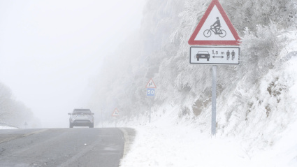 Nieve en la carretera LU 633 en el Alto do Poio en Lugo este martes. La borrasca Francis está siendo la protagonista del tiempo en los primeros días del año 2026.