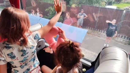 Despedida niños en un bus de 'Juntos por la Vida'