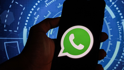 (Foto de ARCHIVO)December 19, 2024, Bandung, West Java, Indonesia: In this photo illustration, Whatsapp logo is displayed on a smartphone with Cyber Meta Logo in the background.Europa Press/Contacto/Algi Febri Sugita19/12/2024