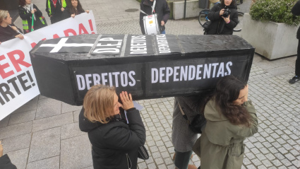 Las dependientas escenificaron con ataúdes la pérdida de derechos laborales