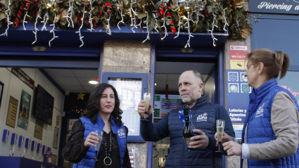 Borja Muñiz celebra la venta de una serie de un quinto premio en la Lotería de Navidad 2025, a la puerta de su administración en Gijón