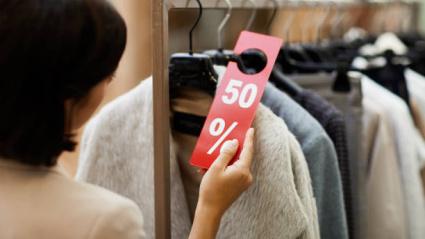 oMujer comprando textil en rebajas