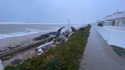 Situación del paseo marítimo de Matalascañas tras el paso de la borrasca Francis.