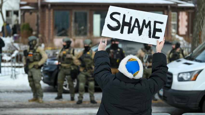 Un manifestante sostiene un cartel en el lugar donde una mujer fue asesinada a tiros por un agente de Inmigración y Control de Aduanas (ICE) en Minneapolis, Minnesota, EE. UU., el 7 de enero de 2026.