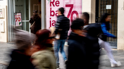 Comercios de la capital hispalense anunciando sus Rebajas de Invierno