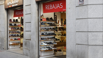 Grandes almacenes como El Corte Inglés y cadenas textiles como Zara o Mango, pequeños comercios y plataformas de venta por internet viven este miércoles su primer día de rebajas