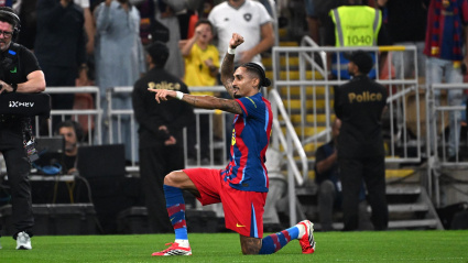 Raphinha del Barcelona celebra el gol del 4-0 durante la semifinal de la Supercopa de España entre el Barcelona y el Athletic Club en Yeda, Arabia Saudita.