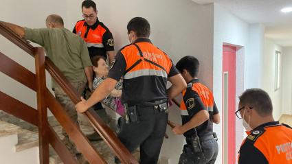 Efectius de Protecció Civil col·laborant en les tasques d’assistència a la població durant l’emergència provocada per la DANA