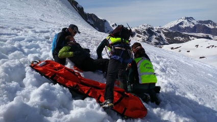 Rescate de un esquiador accidentado en la montaña