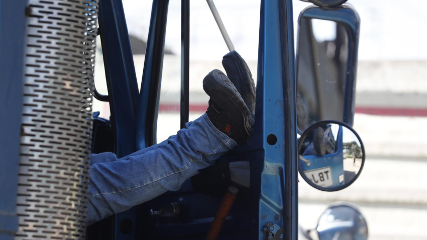Un camionero descansa dentro de su vehículo