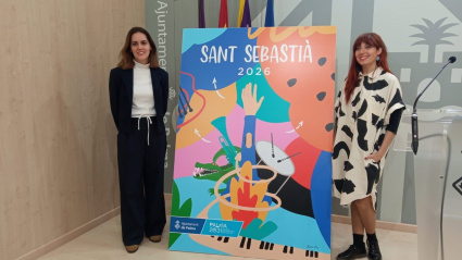 La regidora de Participación Ciudadana, Lourdes Roca, y la ilustradora Belén Pez