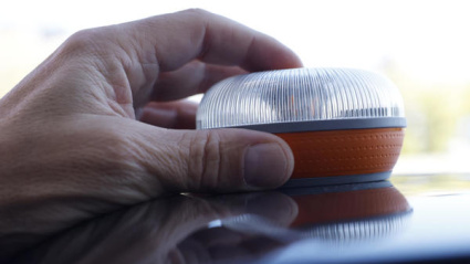 Madrid, 18 nov (EFE).- El 80 % de los conductores no dispone de la luz de emergencia V-16 conectada que sustituirá a los triángulos a pesar de que será obligatoria a partir del próximo 1 de enero, y para más de un tercio el precio es el principal obstáculo por el que aun no ha adquirido este dispositivo. Además, un 30 % de los ciudadanos no sabe cuál comprar y un 14 % no tiene clara su utilidad, según un estudio elaborado por Coyote mediante encuestas telefónica a casi 1.200 conductores de toda España, hecho público este martes. EFE/ Ballesteros