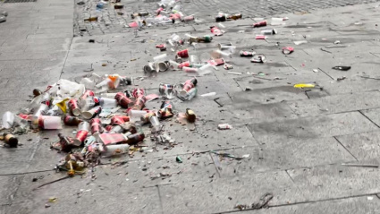 Restos de la movida nocturna en el entorno de la catedral de Lugo