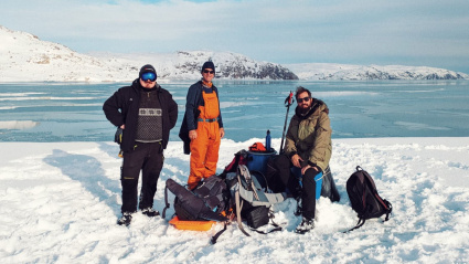 Álex Galán, junto a miembros de su equipo, durante su estancia en Groenlandia