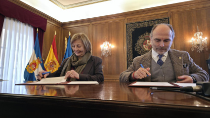 Mariví Monteserín e Ignacio Villaverde durante la firma del protocolo entre ambas entidades.