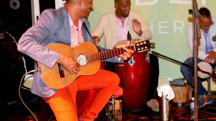 El fundador del grupo, Fernando Dewar, es uno de los principales exponentes de la música tradicional en Cuba