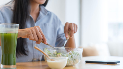 Una mujer comiendo una ensalada