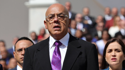 El presidente del parlamento, Jorge Rodríguez, junto a miembros de la Asamblea Nacional venezolana antes del inicio del nuevo periodo legislativo. El parlamento inició sus labores mientras el presidente Nicolás Maduro y su esposa comparecían ante la justicia en Estados Unidos.