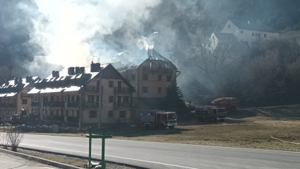 La humareda provocada por el incendio ha sido muy intensa en toda la zona.