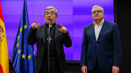 El presidente de la Conferencia Episcopal, Luis Argüello (i), y el presidente de la Conferencia Española de Religiosos (CONFER), Jesús Díaz Sariego (d)