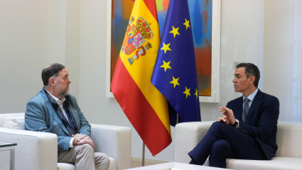 El presidente del Gobierno, Pedro Sánchez (d), durante la reunión mantenida este jueves en la Moncloa con el líder de ERC, Oriol Junqueras